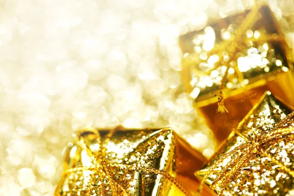 Золотые Коробки Праздничными Подарками Абстрактном Золотом Фоне — стоковое фото