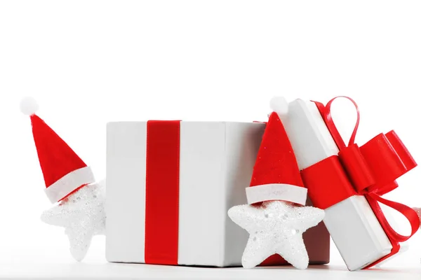 礼品盒与孤立的白色背景上的圣诞老人星星 — 图库照片
