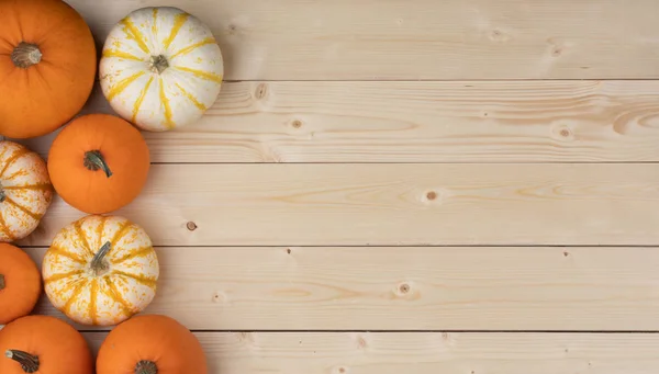 Veel Oranje Pompoenen Houten Achtergrond Halloween Concept Bovenaanzicht Met Kopieerruimte — Stockfoto