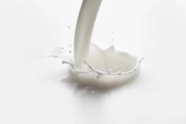 Выливание Брызг Молока Белый Фоновый Макрос — стоковое фото