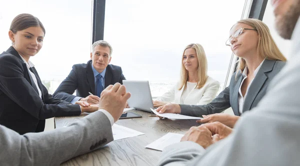 Gruppe Von Geschäftsleuten Diskutiert Ein Finanzdokument Bei Einem Treffen — Stockfoto