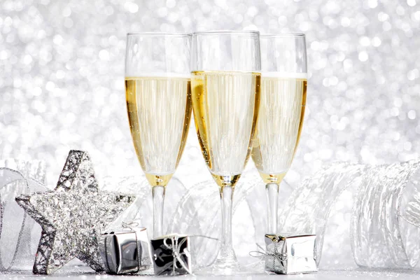 银色背景的香槟酒和圣诞装饰品 — 图库照片