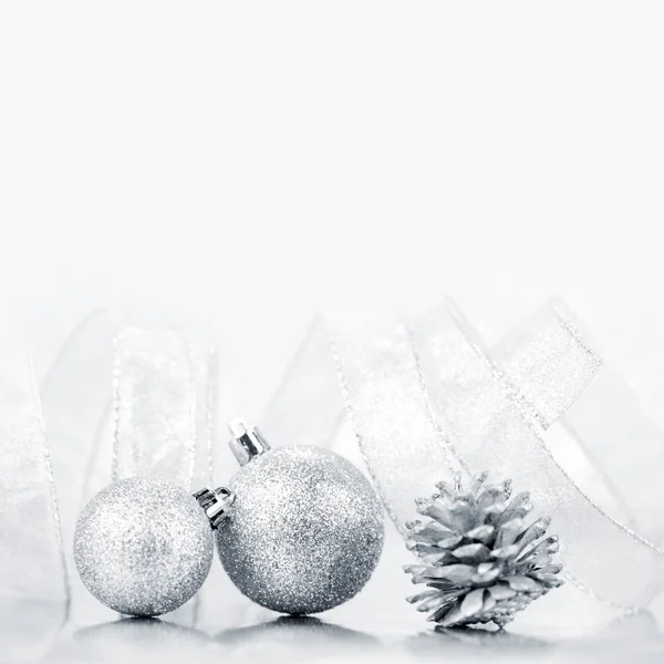 Hermosas Bolas Navidad Glitter Primer Plano Sobre Fondo Brillante — Foto de Stock