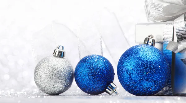 Dekorativa Christmas Ball Och Present Abstrakt Glitter Silver Bakgrund — Stockfoto