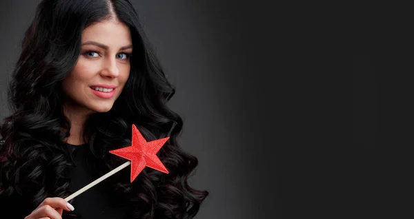 Mujer Con Varita Mágica Forma Estrella Roja Fondo Oscuro —  Fotos de Stock