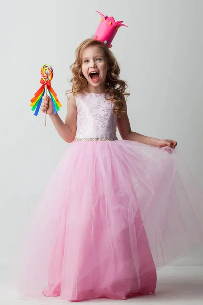 Piękna Mała Dziewczynka Księżniczka Cukierki Koronie Gospodarstwa Duże Lizak Uśmiechając — Zdjęcie stockowe