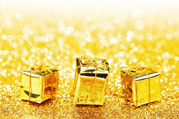 Gold Dekorative Schachteln Mit Weihnachtsgeschenken Auf Abstraktem Goldhintergrund — Stockfoto