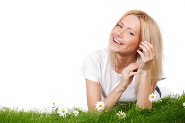 Mooie Jonge Blonde Vrouw Liggend Gras Met Kamille Bloemen Geïsoleerd — Stockfoto