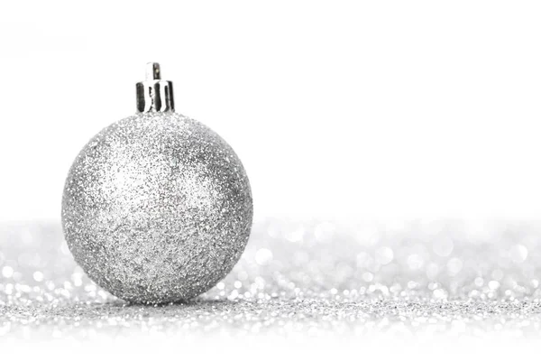 Glittrande Silver Jul Boll Med Blanka Glitter Bakgrund — Stockfoto