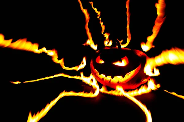 Citrouille Halloween Souriante Effrayante Flammes Sur Fond Noir — Photo