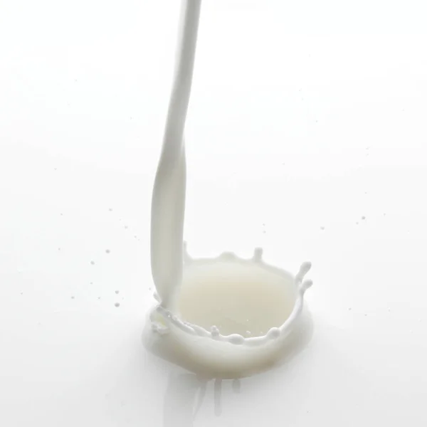 Beyaz Arka Plan Makrosu Üzerine Izole Edilmiş Süt Sıçraması — Stok fotoğraf