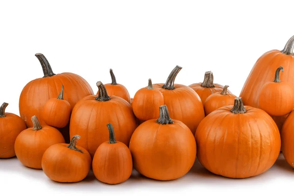 Heap Van Vele Oranje Pompoenen Geïsoleerd Witte Achtergrond Halloween Concept — Stockfoto