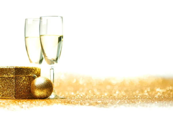 Bicchieri Champagne Decorazioni Natalizie Glitter Con Spazio Bianco Copia — Foto Stock