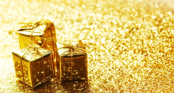 Gold Dekorative Schachteln Mit Weihnachtsgeschenken Auf Abstraktem Goldhintergrund — Stockfoto