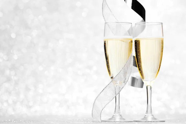 Glasses Champagne Silver Ribbons Glitter Background — Stock Photo, Image