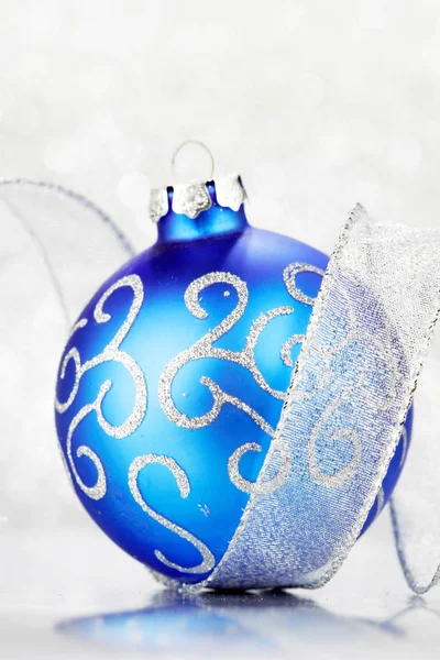 Belle Boule Noël Bleue Ruban Sur Fond Abstrait Paillettes Gros — Photo