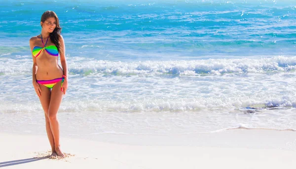 Boldog Cserzett Lány Szivárvány Bikini Tengerparton Kék Tenger Víz Háttérben — Stock Fotó
