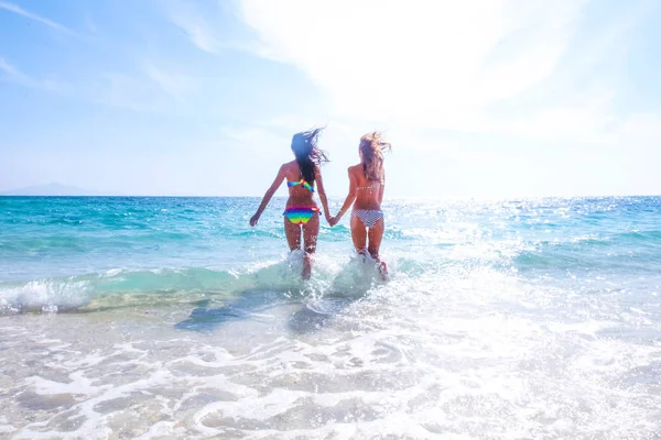 Bikni Güzel Uygun Kadınların Tropik Sahilde Koşmak — Stok fotoğraf