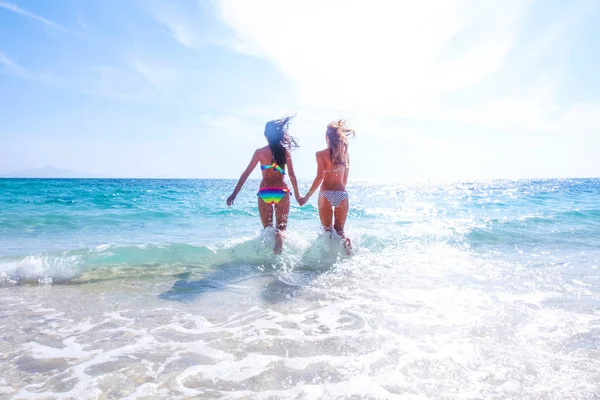 Belle Donne Forma Bikni Correre Sulla Spiaggia Tropicale — Foto Stock