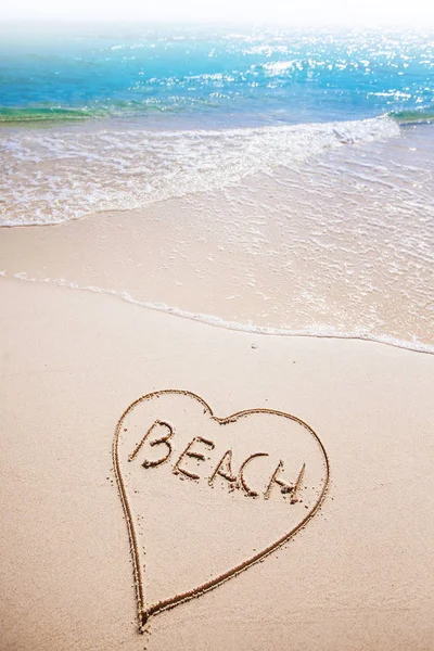 Dibujo Corazón Palabra Playa Escrita Arena Una Playa —  Fotos de Stock