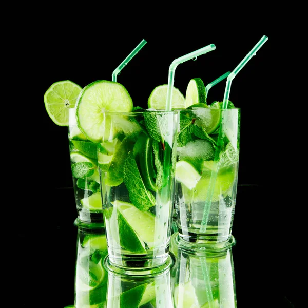 Mojito Cocktails Met Limoen Munt Zwarte Achtergrond — Stockfoto