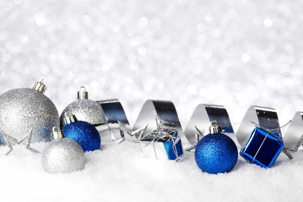 Silberne Und Blaue Weihnachtsdekoration Auf Schnee Nahaufnahme — Stockfoto