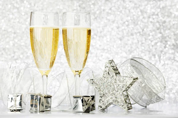 Şampanya Kadehleri Parlak Arka Planda Gümüş Hediyeler — Stok fotoğraf