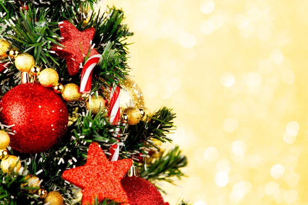 Bela Árvore Natal Decorada Fundo Dourado — Fotografia de Stock