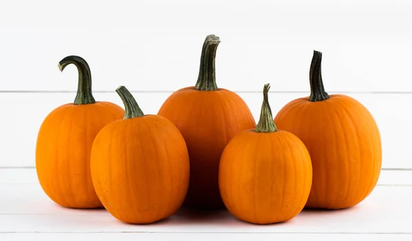 Calabazas Color Naranja Sobre Fondo Madera Blanca Concepto Halloween —  Fotos de Stock