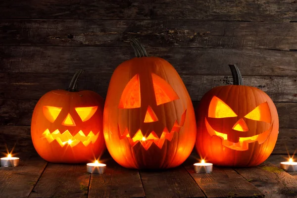 Tre Zucche Halloween Testa Jack Lanterna Candele Sfondo Tavolo Legno — Foto Stock