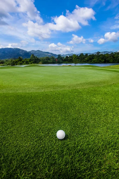 Pelota Golf Campo Hermoso Paisaje Con Montañas Fondo — Foto de Stock
