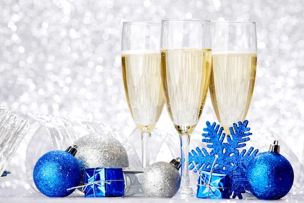 Glazen Van Champagne Decoratieve Kerstballen Glitter Achtergrond — Stockfoto