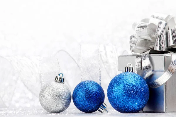 クリスマス カード ギフト 装飾的なボールのクローズ アップ — ストック写真