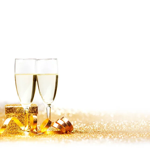 香槟和装饰金丝带上白色孤立的眼镜 — 图库照片