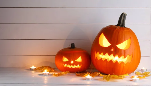 Två Halloween Pumpa Huvuden Jack Lykta Och Ljus Trä Bakgrund — Stockfoto