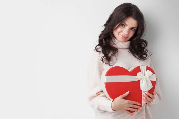 Νεαρό Κορίτσι Κόκκινο Σχήμα Καρδιάς Δώρο Πλαίσιο Λευκό Φόντο — Φωτογραφία Αρχείου