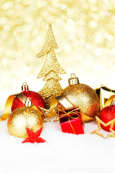 Weihnachtskarte Mit Bunten Dekorationen Schnee Auf Goldenem Hintergrund — Stockfoto
