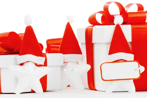 Белые Подарочные Коробки Красными Лентами Звезды Шляпами Санта Клауса Изолированы — стоковое фото