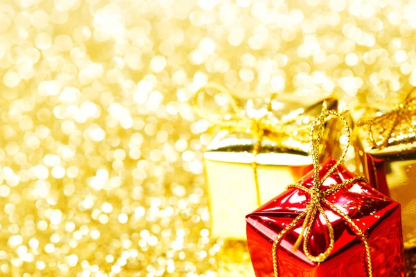 Декоративные Коробки Праздничными Подарками Абстрактном Золотом Фоне — стоковое фото