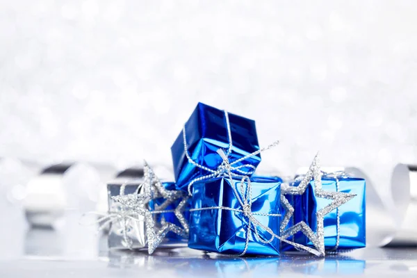 光沢のある銀キラキラの背景上のクリスマスの装飾 — ストック写真