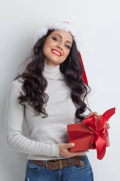 Jovem Mulher Feliz Santa Chapéu Segurando Caixa Presente Natal — Fotografia de Stock