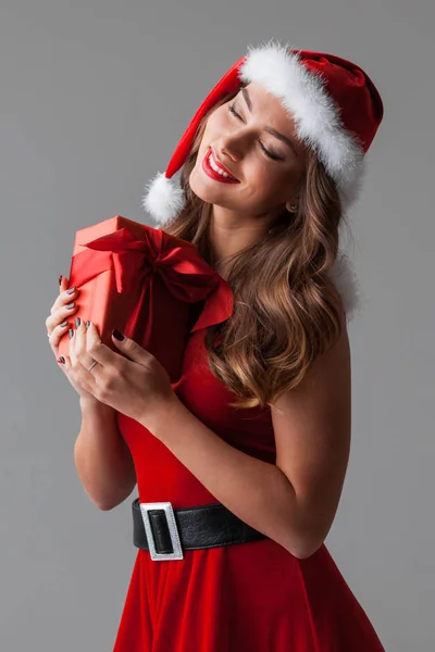 Mooie Spaanse Vrouw Rode Kerstman Kostuum Bedrijf Christmas Gift — Stockfoto