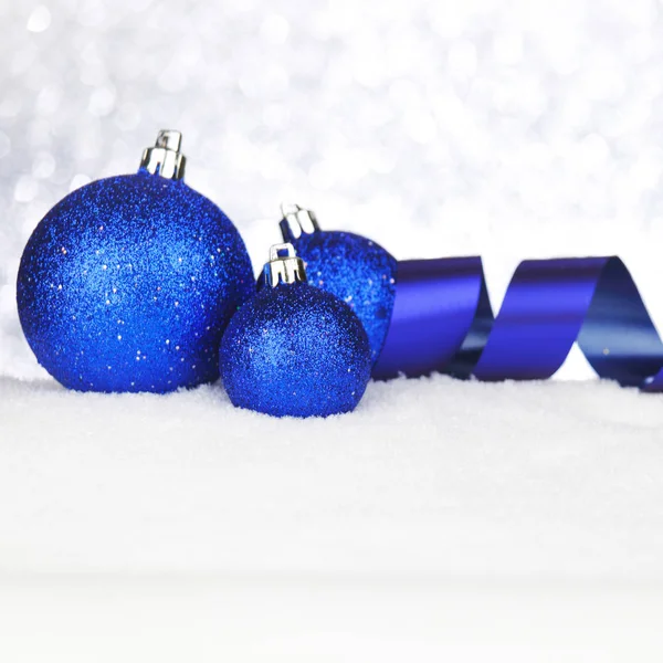 Blauwe Kerstversiering Sneeuw Close — Stockfoto