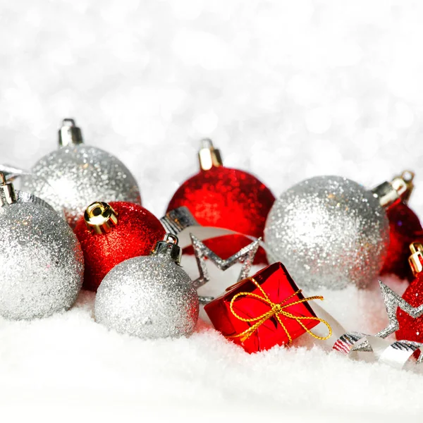 Tarjeta Navidad Con Hermosas Decoraciones Rojas Plateadas Nieve — Foto de Stock