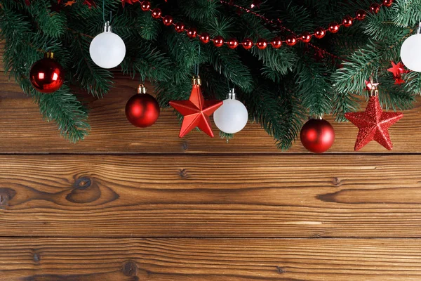 Kerst Decoratie Frame Houten Achtergrond Dennenboom Tak Rode Witte Kerstballen — Stockfoto