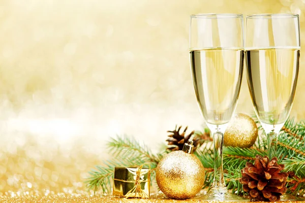 Шампанское Новогодние Украшения Золотом Фоне — стоковое фото