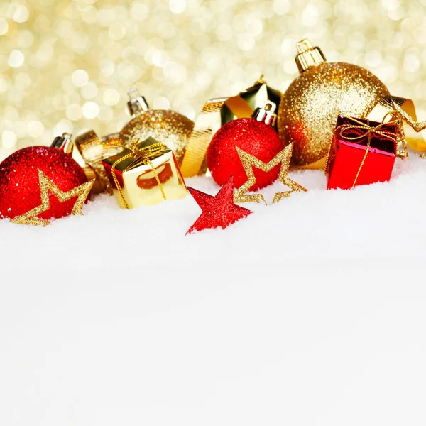 Kırmızı Altın Noel Baloları Kar Üzerindeki Süslemeler — Stok fotoğraf