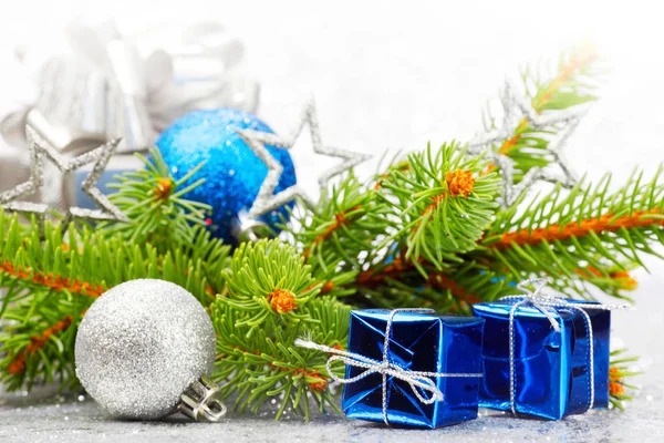 Χριστουγεννιάτικη Κάρτα Υποκατάστημα Δέντρο Έλατου Και Διακόσμηση Φόντο Ασημένια Λάμψη — Φωτογραφία Αρχείου