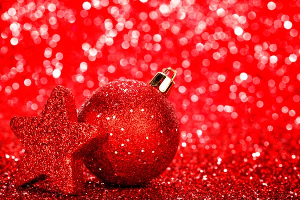 Schöne Rote Weihnachtskugeln Auf Abstraktem Glitzerhintergrund Nahaufnahme — Stockfoto