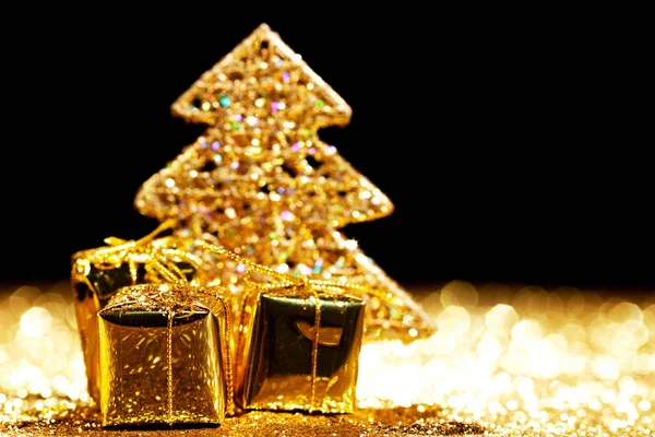 Bellissimo Albero Natale Decorativo Dorato Regali Sfondo Dorato Glitter — Foto Stock